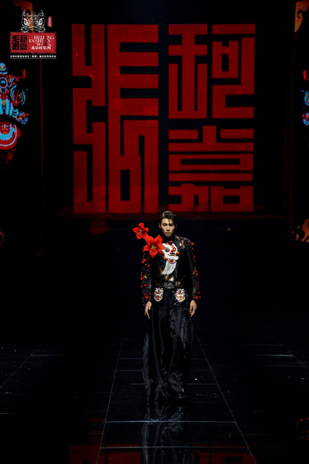 張珂嘉“醒獅”大秀亮相北京時裝周