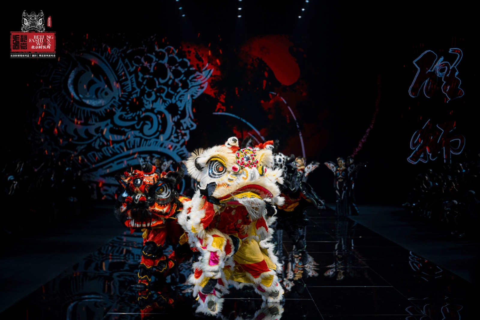 張珂嘉“醒獅”大秀亮相北京時裝周