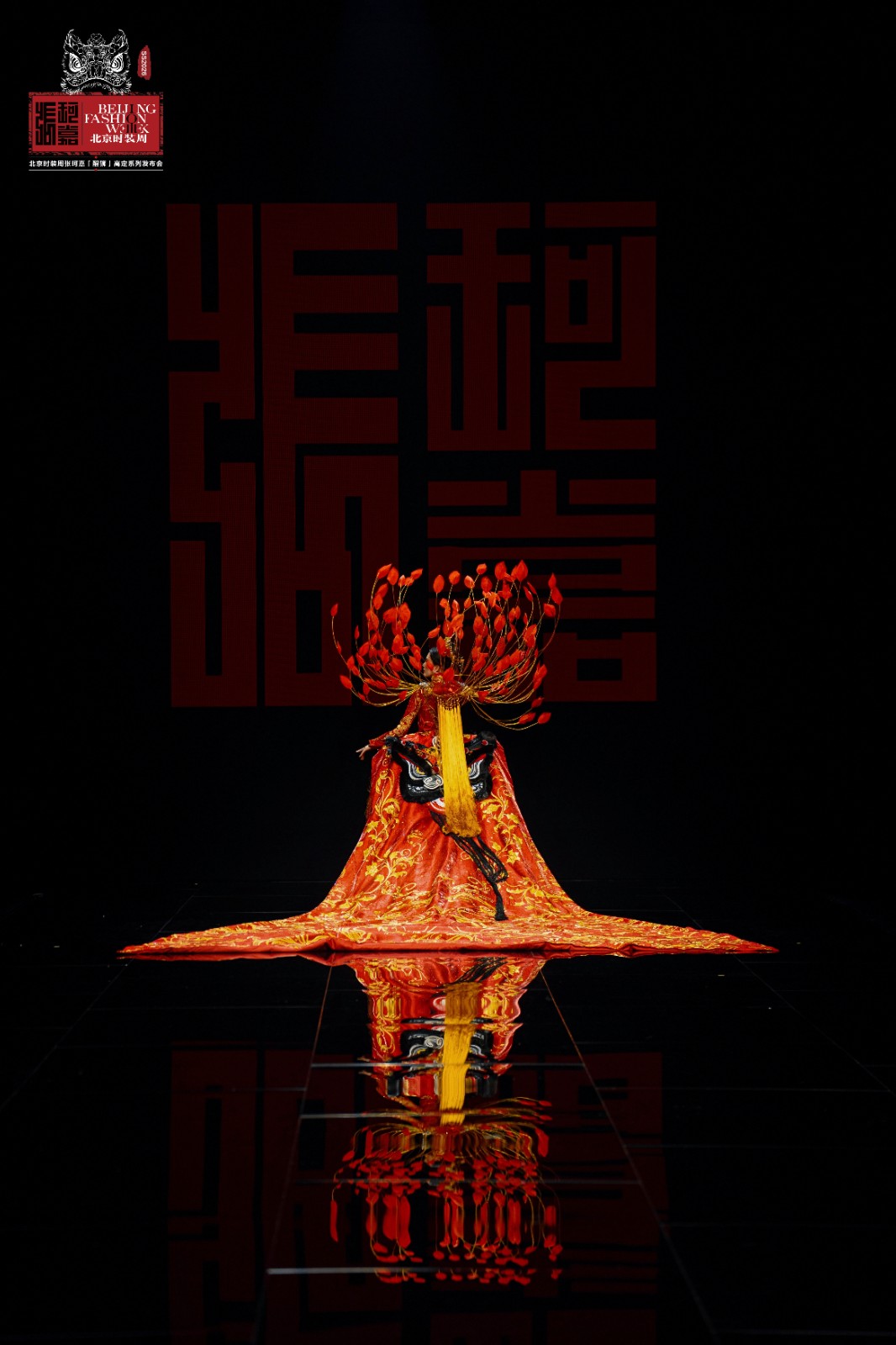 張珂嘉“醒獅”大秀亮相北京時裝周