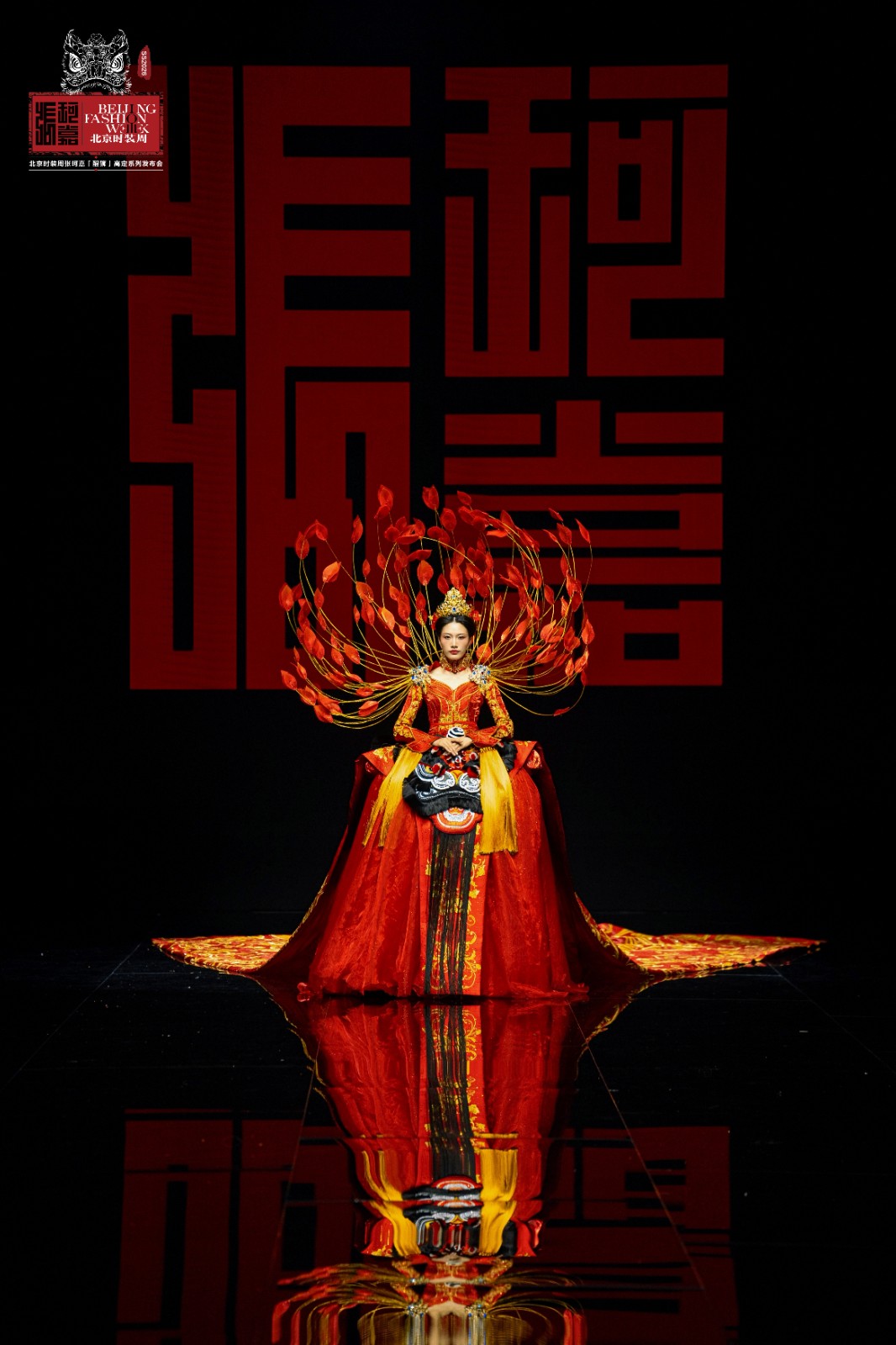 張珂嘉“醒獅”大秀亮相北京時裝周